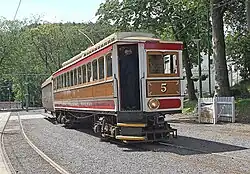 Vooraan instappen, balkon gedeeltelijk afgesloten.[z]