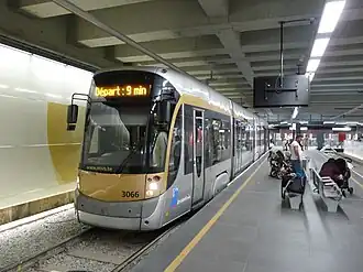 Tram op lijn 9 in Brussel, station Simonis