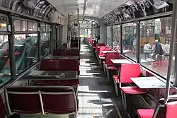 Oud interieur van de 631 in het openluchtmuseum, doch verbouwd als partytram.