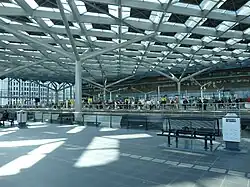 De kolommen, met daarin de hemelwaterafvoeren.