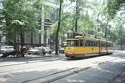Tramlijn 2 met gelede wagen 863 (1G) op de Nieuwezijds Voorburgwal; 1976.
