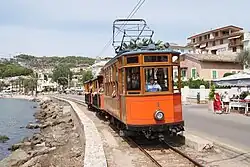 Motorwagen 1 met twee bijwagens onderweg langs de promenade; 1 september 2010.