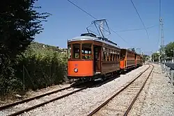 Een vierwagentram bestaande uit twee motorwagens (ex-Lissabon) en daartussen twee vierassige bijwagens op de wisselplaats aan de rand van Port de Sóller; 4 september 2010.