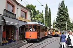 De uit Lissabon (serie 701-735) afkomstige motorwagen 22, inmiddels in het kleurenschema van Sóller, met twee bijwagens; 1 september 2010.
