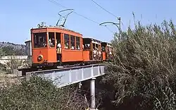 Motorwagen 4 (ex-Bilbao) met bijwagens afkomstig van de Tram van Palma op de brug over de rivier rijdend in de richting van Port de Sóller; 1 mei 1979.