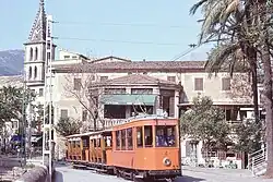 De 'Tramvia de Sóller' met motorwagen 4 en twee open bijwagens bij het Station van Sóller; mei 1979.