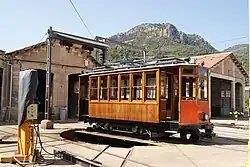 Motorwagen 3 op de draaischijf voor de wagenloods te Sóller; 29 augustus 2011.