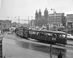Blauwe wagen 459 en bijwagen 810 op spitslijn 5 in 1963