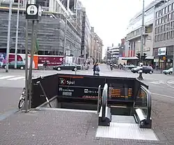 De ingang van station Spui (Haagse tramtunnel) aan de Kalvermarkt, met op de achtergrond de Grote Marktstraat in het verlengde van de Kalvermarkt (2006)