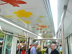 Het plafond met motieven van bloemen.