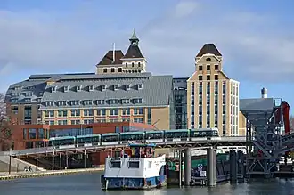 Tram op Tramlijn 3b op de brug over het Canal de l'Ourcq