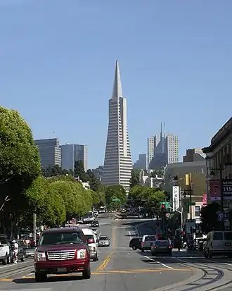 De Transamerica Pyramid vanaf Columbus Avenue