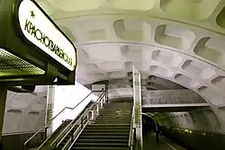 De loopbrug met trap en lift voor de overstappers.