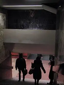 De trap vanaf Rimskaja naar de middenhal, boven de trap hangt nog een medaillon in de stijl van Rimskaja.