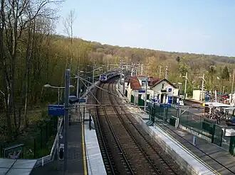 Zicht over de perrons van de Grande ceinture Ouest, sporen van lijn L liggen rechts.