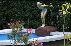 Trauda Dawidowicz, pools zwemkampioen, ingang stedelijk zwembad