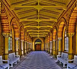 Hal voorbij de hoofdingang (2010)]