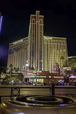 Treasure Island-hotel bij avond