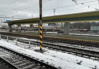 Zicht op de sporen en de perrons (december 2017)