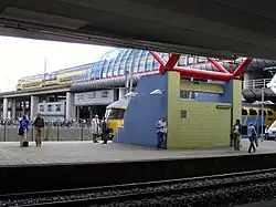 V-IRM en DD-AR dubbeldeks materieel wachten op station Amsterdam Sloterdijk
