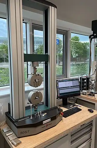 Universele Testmachine met capaciteit van 50 kN voorzien van klemmen voor trektesten en software