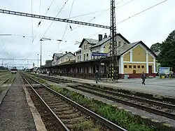 Zicht op de perrons, het station en de sporen