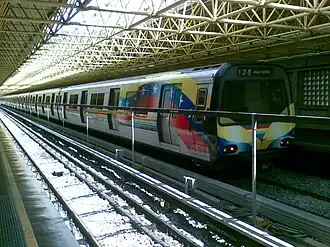 Een trein in station Caño Amarillo (de vlag van Venezuela maakt deel uit van de huisstijl)