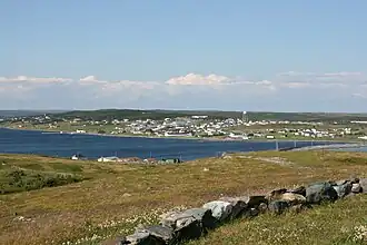 Zicht op het dorp Trepassey vanaf de batterij op het schiereiland Powles, met uiterst rechts de landengte. In de voorgrond zijn enkele huizen van Lower Coast zichtbaar.