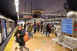 OV-poortjes tussen beide lijndelen op het eilandperron