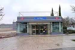 Het bovengrondse stationsgebouw