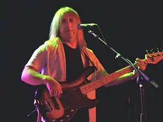 Trevor Bolder bespeelt een D'Alegria Defender, 2006