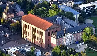 Het paleiscomplex met in het midden de Basilica van Constantijn. Linksboven de Rode Toren
