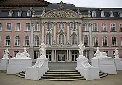 Bordestrap met sphinxen