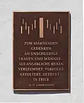 Plaquette ter herinnering aan de mannen en vrouwen die in vijftiende tot zeventiende eeuw zijn veroordeeld als heks in Trier