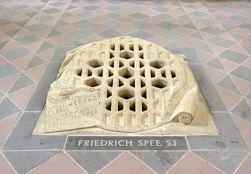 Oculus boven het graf van Friedrich Spee