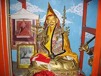 Beeld van de derde Trijang Rinpoche in het Sera Mey-klooster in Bylakuppe, India