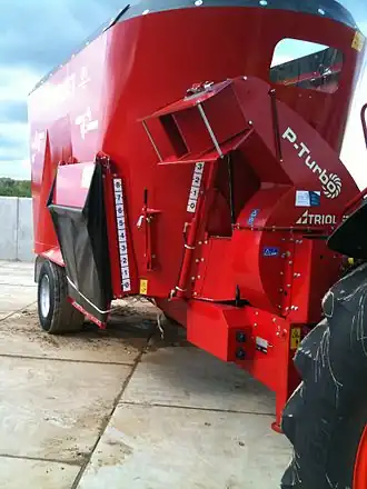 Mengvoerwagen en stroblazer in één