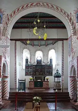 Triomfboog met cibories en retabel in de Florianuskerk van Sillenstede