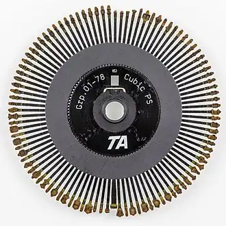 Schijf - daisy wheel genoemd - met lettertype Cubic (Triumph-Adler)