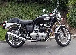 Vanaf 2000 produceerde Triumph weer tweecilinders, retro bikes die het uiterlijk van de "oude" Triumphs benaderden. Aanvankelijk 800cc-modellen, dit is een Thruxton 900, die in 2004 werd uitgebracht