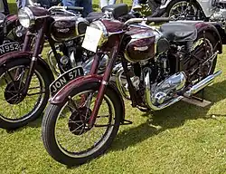 Concurrent Triumph Speed Twin uit 1949. De kleuren spraken klanten meer aan dan die van de Norton en de machine was 10% goedkoper.