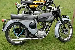 Van 1959 tot 1965 droeg de T20 Tiger Cub wat plaatwerk rond het achterwiel.