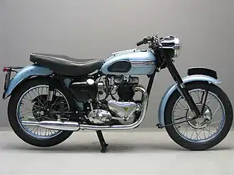 Triumph T 110 (650 cc) uit 1954, de eerste Triumph met een swingarm achtervork