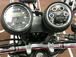 Een van de vele bezuinigingen: controlelampjes op de plaats van de toerenteller.