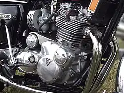 Door het gekantelde cilinderblok kwam er ruimte voor een startmotor