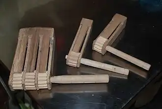 twee enkelvoudige en een drievoudige ratel