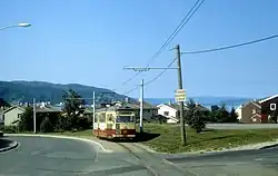 Motorwagen 27 van lijn 2 op de Olav Engelbrektssons alle; 5 augustus 1982.