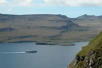 De veerboot vaart door Trongisvágsfjørður