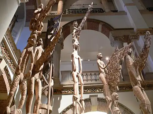 Voorouderpalen van de Asmat, te zien in het Tropenmuseum in Amsterdam