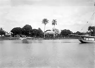 Zicht op het Surinaamse Groningen vanaf de Saramaccarivier (ca. 1929)